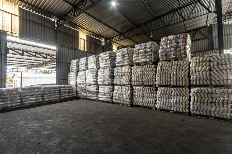 Galpão da Foguinho com mercadorias paletizadas