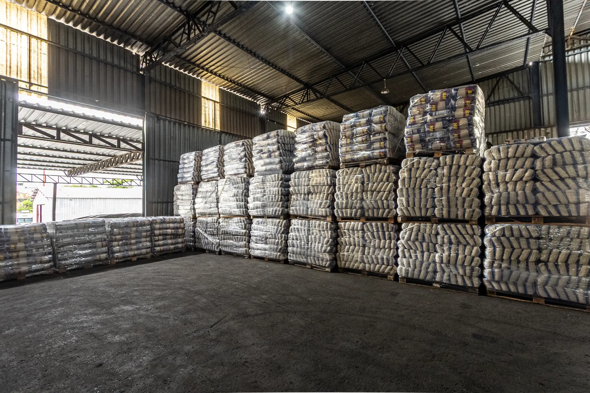 Galpão da Foguinho com mercadorias paletizadas